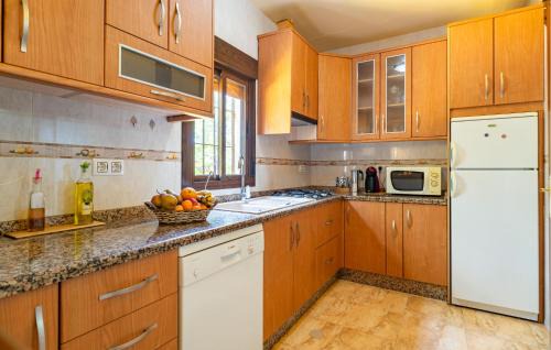 Iznajar House | 4 Bedroom Cozy Home In Iznajar