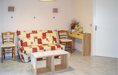 La Douze House | 4 Bedroom Cozy Home In La Douze