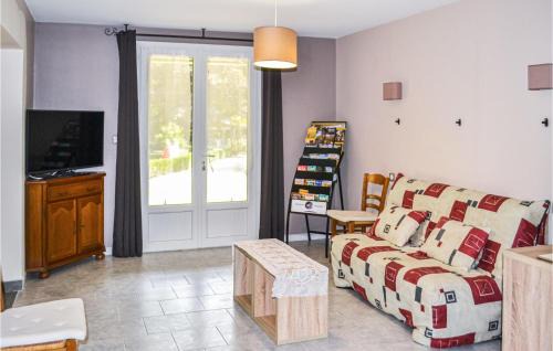 La Douze House | 4 Bedroom Cozy Home In La Douze
