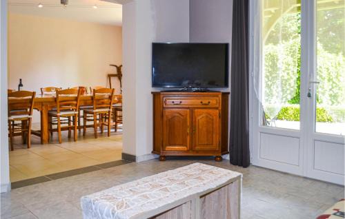 La Douze House | 4 Bedroom Cozy Home In La Douze