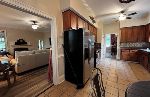 Cleveland House | 4-bedroom estate Downtown Cleveland WiFi, Pool, massage chair Kitchn Holidays