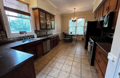Cleveland House | 4-bedroom estate Downtown Cleveland WiFi, Pool, massage chair Kitchn Holidays