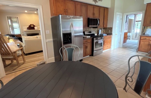 Cleveland House | 4-bedroom estate Downtown Cleveland WiFi, Pool, massage chair Kitchn Holidays