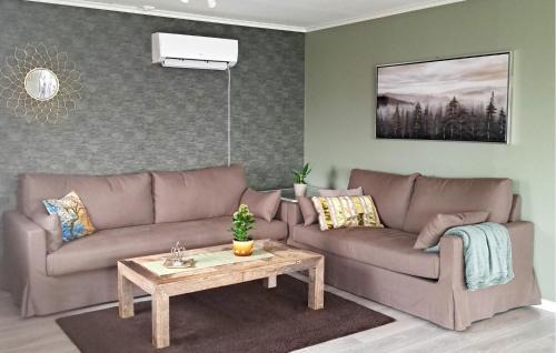 Egersund Apartment | 4 Bedroom Gorgeous Apartment In Hellvik