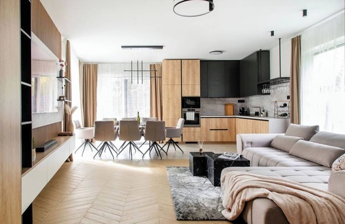 Balatonakarattya House | 4-bedroom house in marvelous Balatonakarattya with pool, jacuzzi and sauna.
