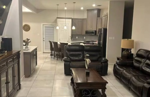 Laredo House | 4-bedroom house in charming Laredo with Pool,WiFi, AC. Book now