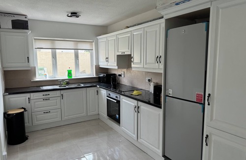 Lucan House | 4-bedroom house in charming Lucan with WiFi