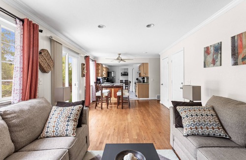 Willow Park House | 4-bedroom house in tranquil Aurora with AC, WiFi. Enjoy a peaceful getaway