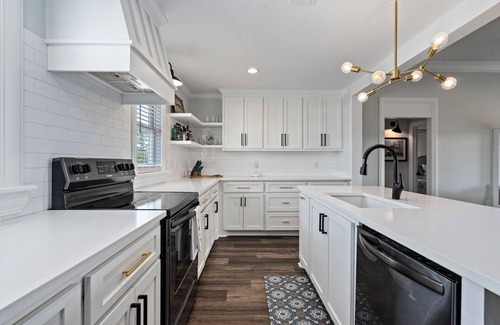 Shoreline Park House | 4-bedroom house in charming Bay St. Louis. Waterfront, pool and outdoor living!