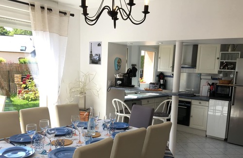 Belbeuf House | 4 bedroom house & private garden--quiet-Parking-9km from Rouen-1H30 from PARIS