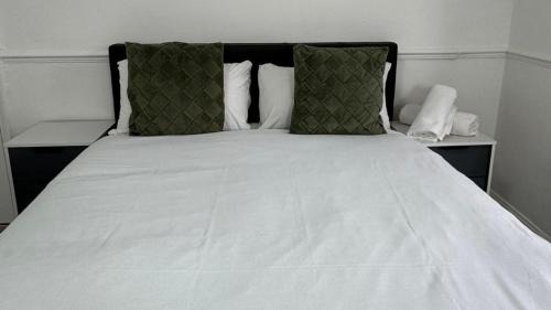 Chadwell Heath Bed & Breakfast | 4 Bedroom House - Romford