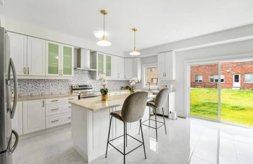 Bowmanville House | 4 bedroom house with free parking on premises