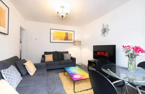 Stonnall House | 4 Bedroom House with 7 Beds and 2 Bathrooms by NEC-HS2-Available for Contractors, Families and Extended FlexibleStays