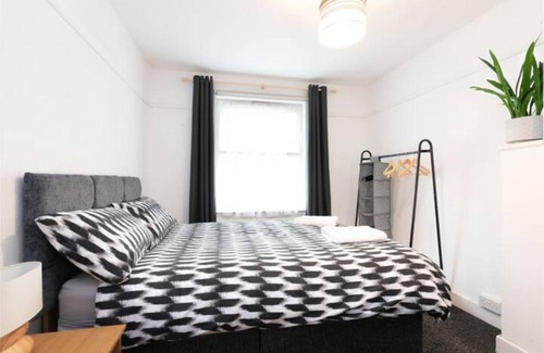 Stonnall House | 4 Bedroom House with 7 Beds and 2 Bathrooms by NEC-HS2-Available for Contractors, Families and Extended FlexibleStays