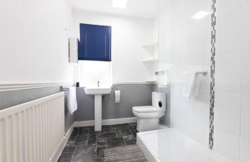 Stonnall House | 4 Bedroom House with 7 Beds and 2 Bathrooms by NEC-HS2-Available for Contractors, Families and Extended FlexibleStays