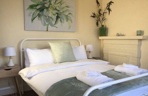 Trevallyn House | 4 bedroom house with spectacular views and short walk to the beautiful gorge