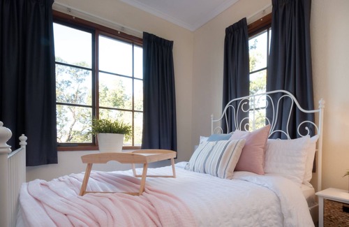 Trevallyn House | 4 bedroom house with spectacular views and short walk to the beautiful gorge