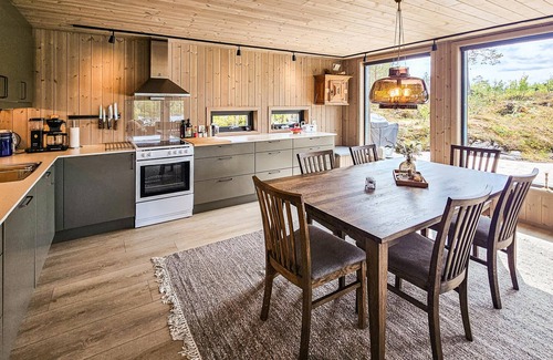 Vinje House | 4 bedroom nice home in Vinje