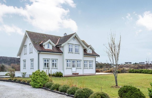 Selbjorn House | 4 bedroom nice home in Bekkjarvik
