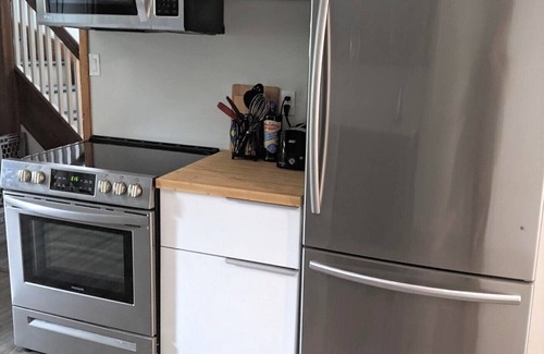 Port Stanley House | 4 bedroom - partial view of the lake - 5 minute walk to the beach