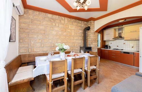 Vrlika House | 4 bedroom pet friendly home in Maovice