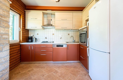Vrlika House | 4 bedroom pet friendly home in Maovice