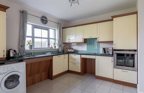 Kenmare House | 4 bedroom pet friendly home with pool access