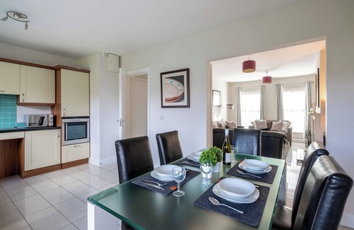 Kenmare House | 4 bedroom pet friendly home with pool access