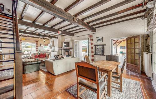 Escos House | 4 Bedroom Stunning Home In Escos