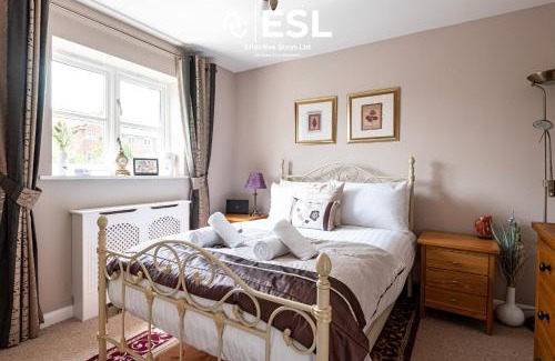 Shrewsbury House | 4 Bedroom Townhouse 10mins walk from Shrewsbury Town Centre with Parking