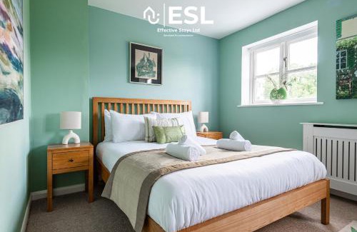 Shrewsbury House | 4 Bedroom Townhouse 10mins walk from Shrewsbury Town Centre with Parking