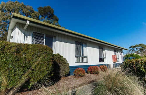 Churchill House | 4 bedroom unit in quiet location- pet friendly