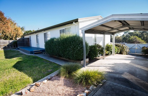 Churchill House | 4 bedroom unit in quiet location- pet friendly