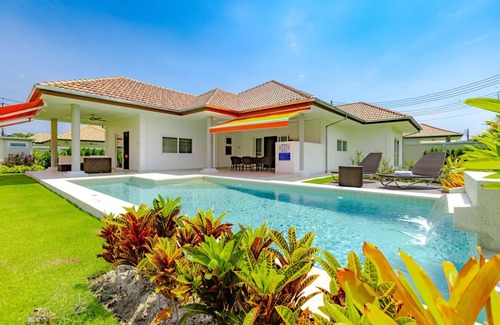 Hua Hin Villa | 4 Bedroom Villa, Large Tropical Garden (MS30)
