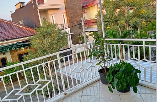 Ponorogo House | 4 Bedrooms Guest House