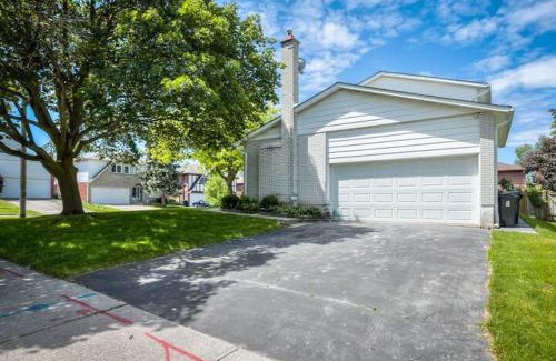 The Peanut House | 4 Bedrooms or 2 bedrooms house near Fairview Mall and 401 & DVP