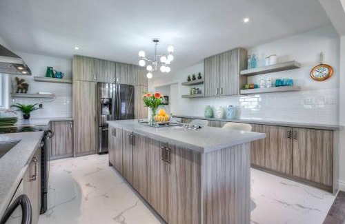 The Peanut House | 4 Bedrooms or 2 bedrooms house near Fairview Mall and 401 & DVP