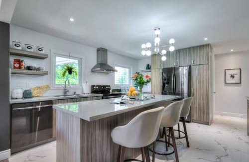 The Peanut House | 4 Bedrooms or 2 bedrooms house near Fairview Mall and 401 & DVP