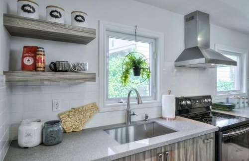 The Peanut House | 4 Bedrooms or 2 bedrooms house near Fairview Mall and 401 & DVP