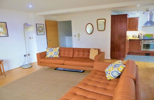 Chinatown Apartment | 4 BEDROOMS-QUIET-SPACIOUS-QUALITY 4 to 8 beds PARKING x 2