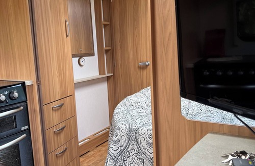 Aongatete House | 4 berth caravan to rent for 2 adult and 2-3 kids. 110$/night.