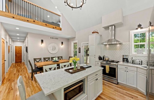 Harbert House | 4 BR 4 BA Cottage - Walk to Private BEACH!