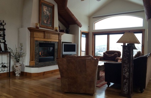 Edwards House | 4 Br/4 Bath in Arrowhead. Door To Door Transportation To Ski Area