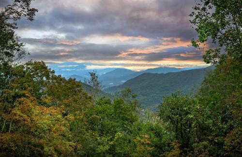 Wolf Laurel House | 4 Br Min to Hatley Pointe Sauna Hot Tub Games Wifi