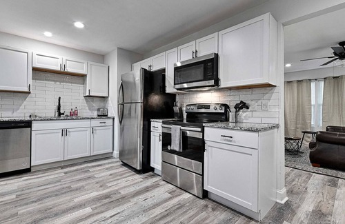 Denison House | 4 BR Renovated House w/Foosball & Backyard