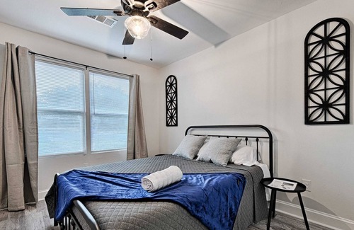 Denison House | 4 BR Renovated House w/Foosball & Backyard