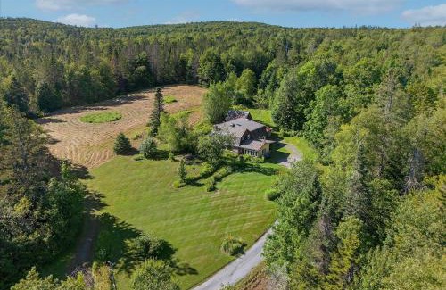 Lyndon Center House | 4 Br Sleeps 8 - Kayaks - Fire Pit - Dog Friendly