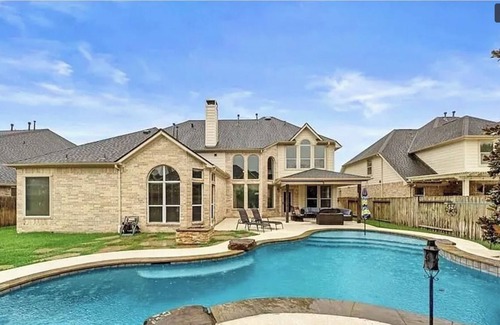 Briarforest Villa | 4 BR Spacious Villa w Heated pool Patio Backyard