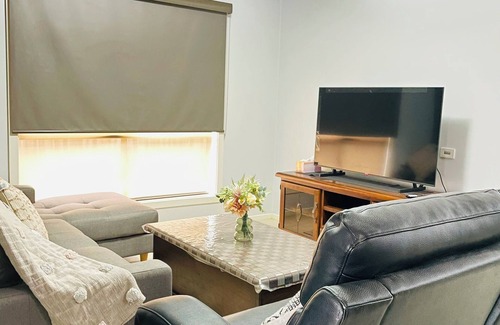 Tarneit House | 4 BRM House Free WiFi Parking in Riverdale-Tarneit