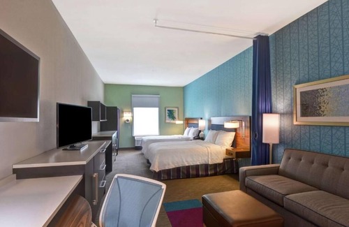 Ferry Pass Hotel | 4 Family-friendly Units! Pool, Free Parking, Short Drive to Pensacola Beach
